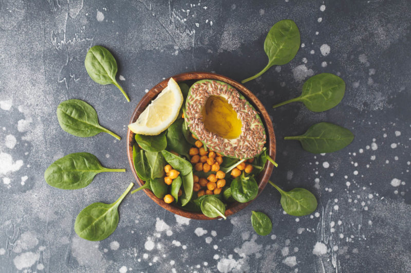 Salad with avocado, spinach and chickpeas