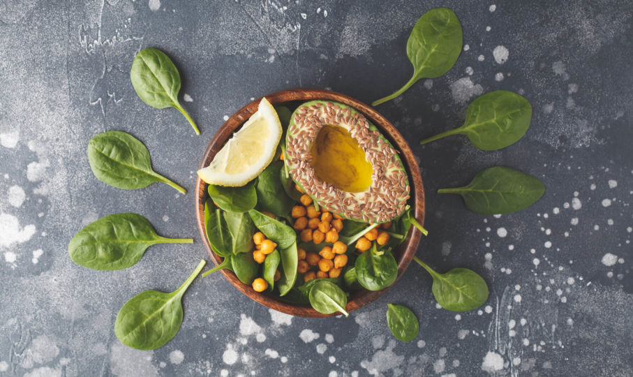 Salad with avocado, spinach and chickpeas